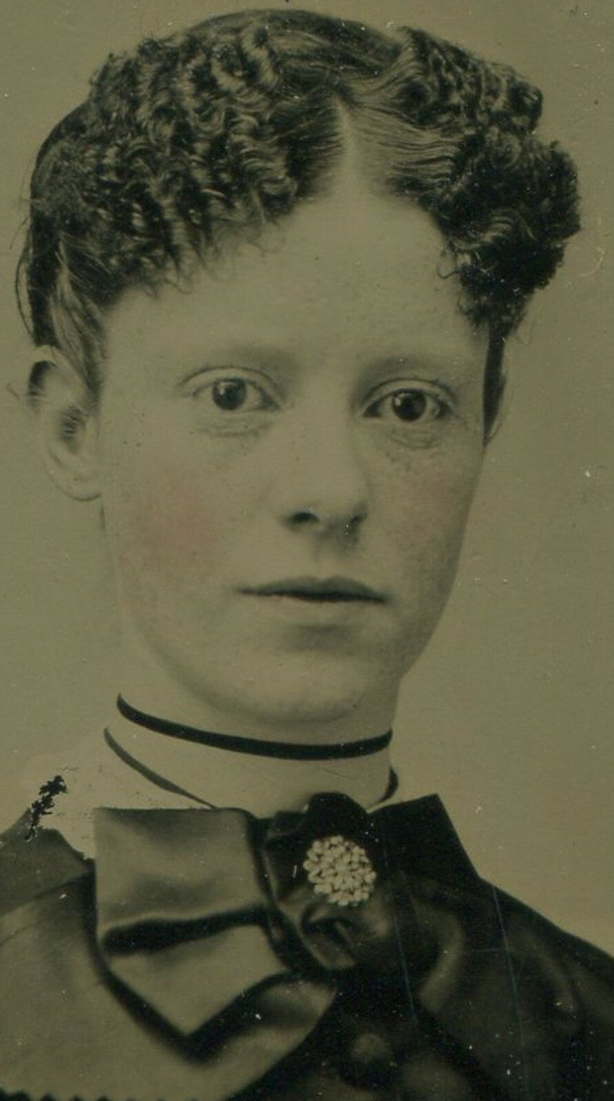 YOUNG WOMAN W/VERY TIGHTLY CURLED HAIR. TINTED TINTYPE, PAPER MAT.