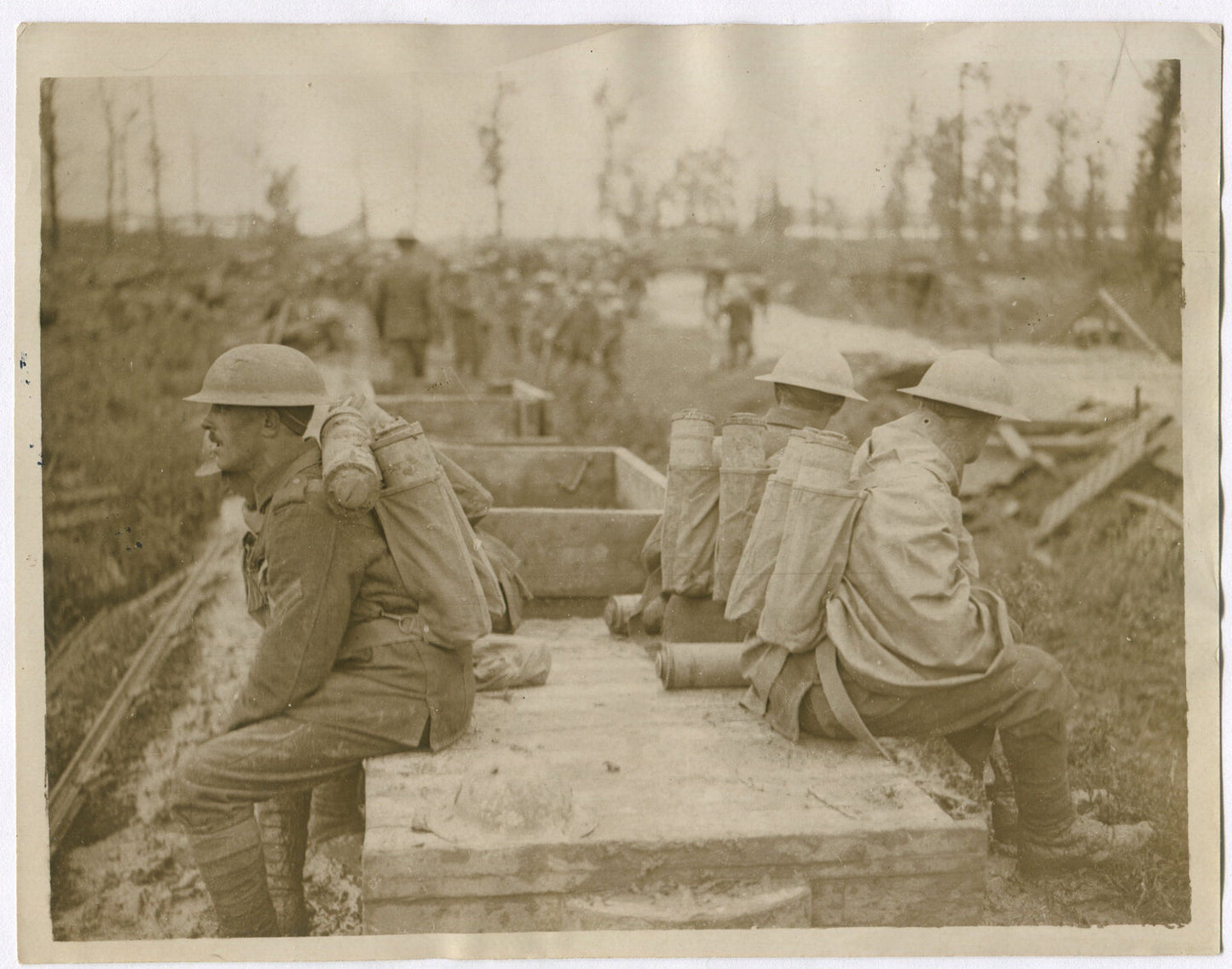 BRITISH TROOPS CARRY MORTARS TO FLANDERS FRONT. WWI. (8X10 REPRINT)