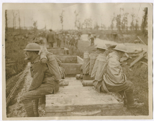 BRITISH TROOPS CARRY MORTARS TO FLANDERS FRONT. WWI. (8X10 REPRINT)