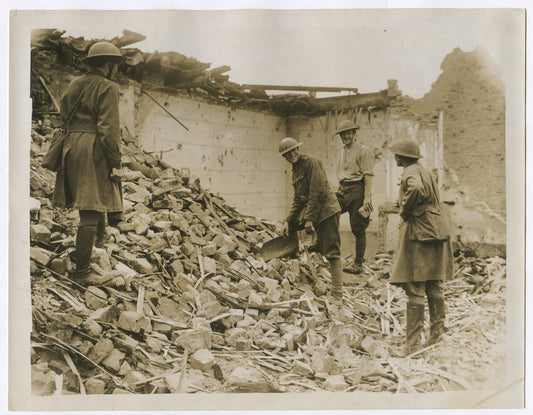 WOMEN AMBULANCE DRIVERS IN FRANCE. WWI. (8X10 REPRINT)