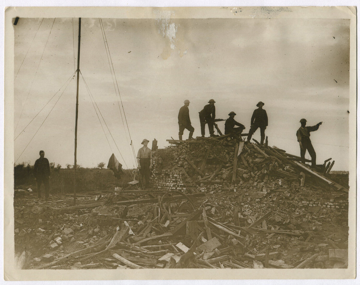 BRITISH TROOPS WATCH GUNS POUND GERMAN LINES. WWI.  (8X10 REPRINT)