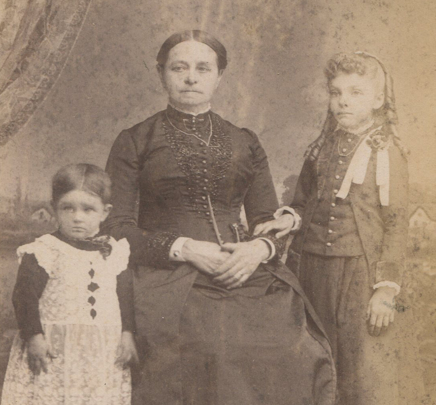 STERN MOTHER W/ TWO UNHAPPY YOUNG CHILDREN. CABINET CARD. ODEBOLT, IOWA.