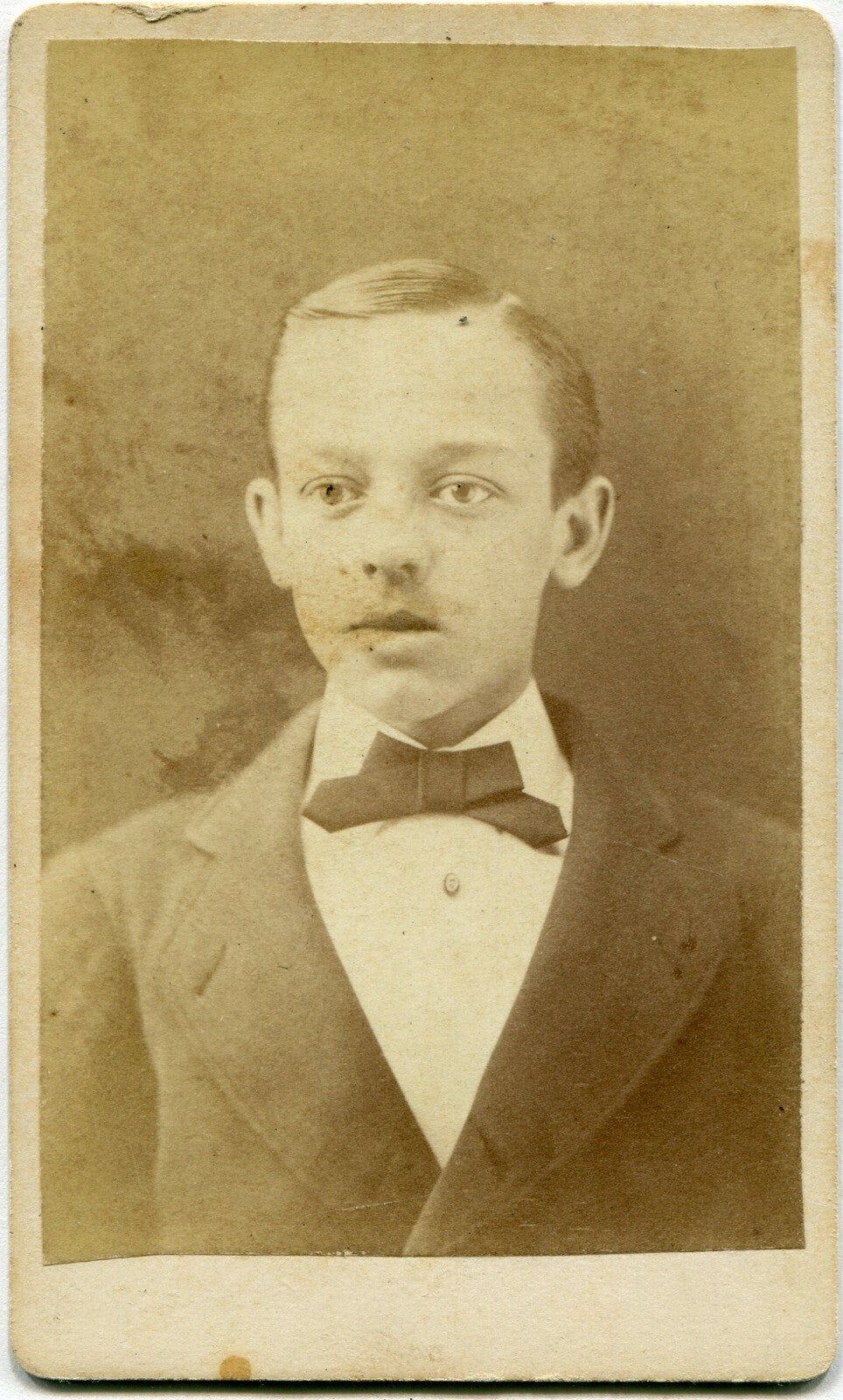 VERY YOUNG LOOKING MAN W/ HINT OF MUSTACHE. CDV. MIDDLETOWN, CONN.
