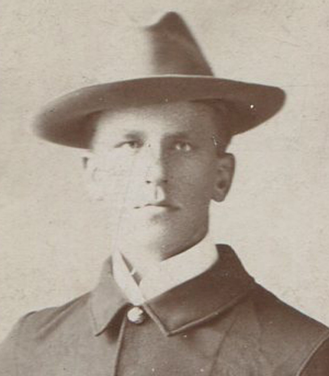 U.S. SOLDIER, SPANISH AMERICAN WAR. CABINET CARD.