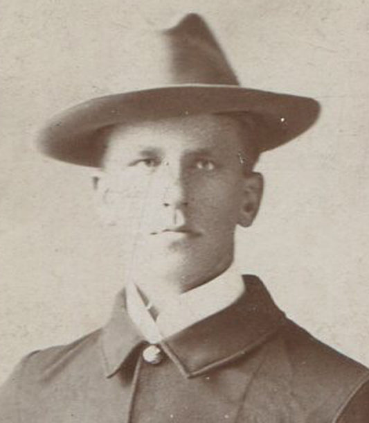 U.S. SOLDIER, SPANISH AMERICAN WAR. CABINET CARD.