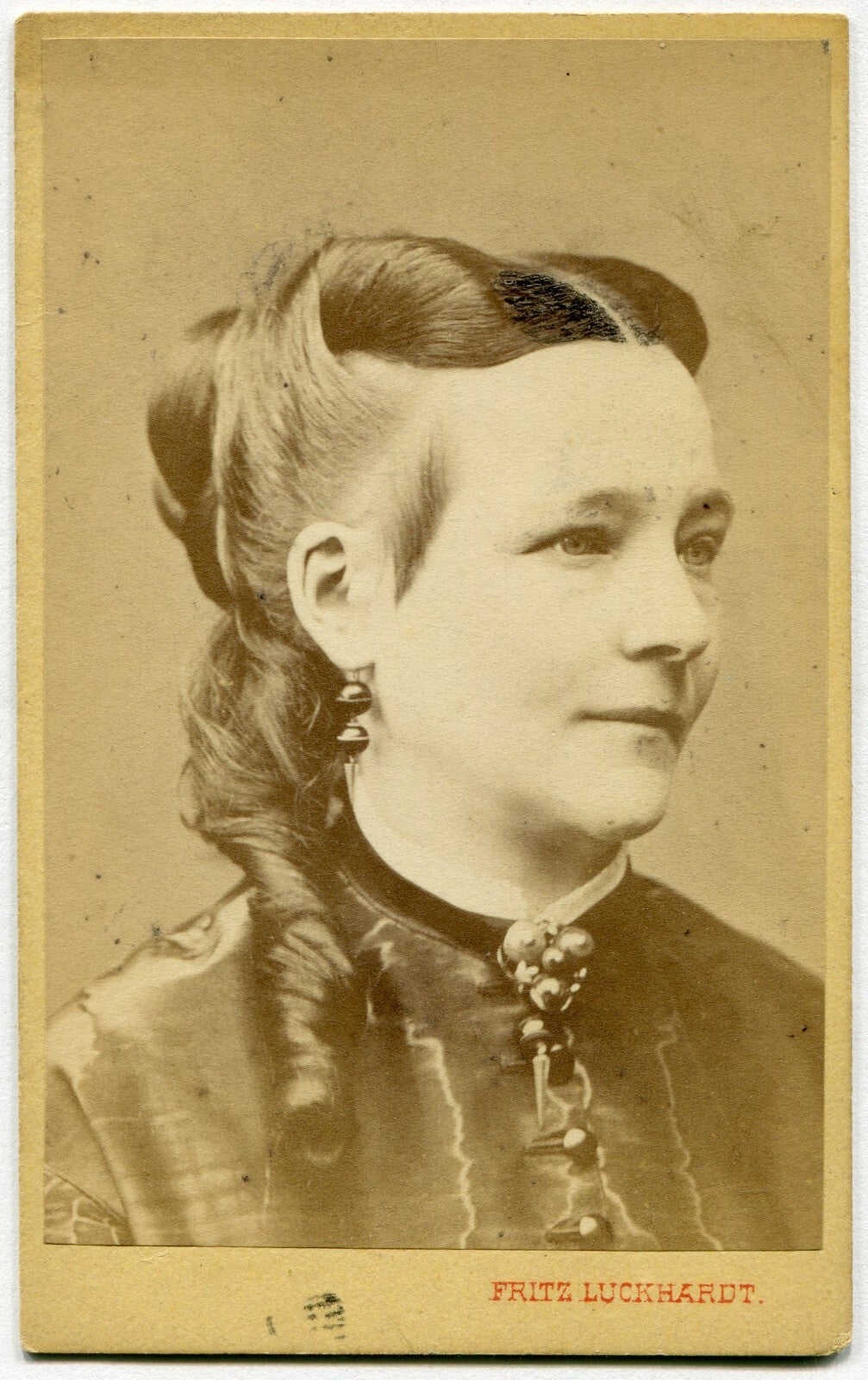 WOMAN, CLOSE UP PORTRAIT. RARE CDV.