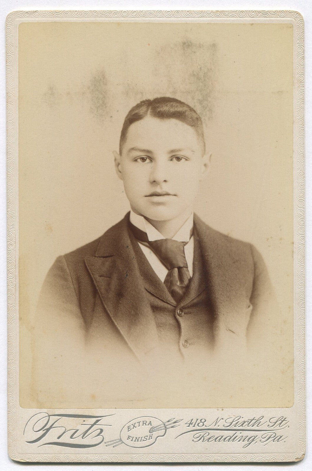 Vintage cabinet card photo: Young man with short hair, wide tie - Reading PA