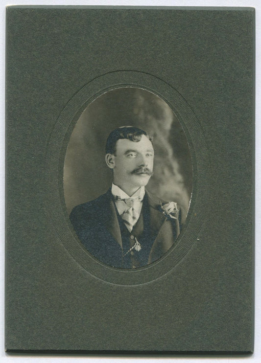 A MAN THAT CAN ACCESSORIZE. VINTAGE 1920 PHOTO. 5.5 X 4 ON CARD.B&W. 1920s.