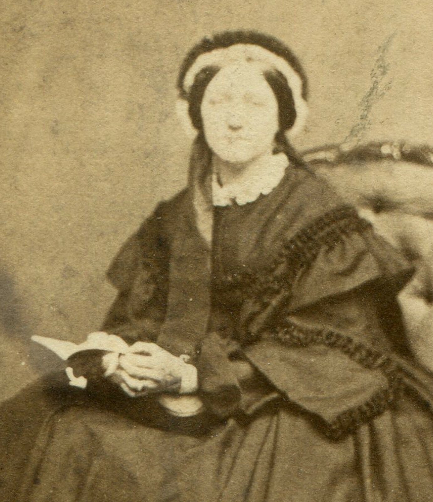 OLD WOMAN POSED W/OPEN BOOK. CDV. BRIGHTON, ENGLAND. MAKER MARK ON CARD BACK.
