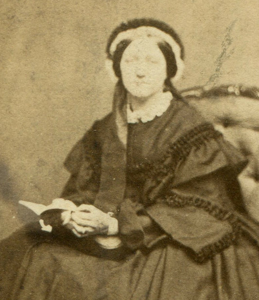 OLD WOMAN POSED W/OPEN BOOK. CDV. BRIGHTON, ENGLAND. MAKER MARK ON CARD BACK.