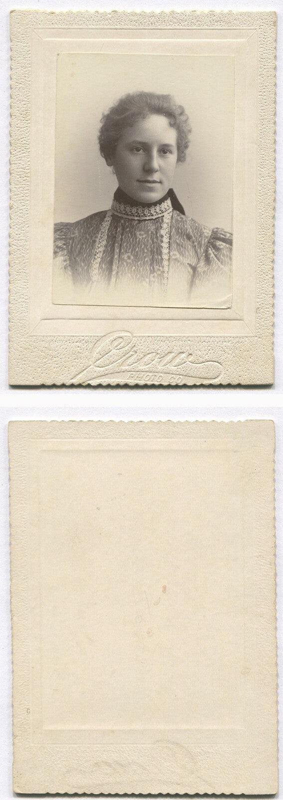 WOMAN, CURLY HAIR AND ORNATE DRESS. SCALLOPED EDGED CARD. 1900s. 4X3 INCHES.