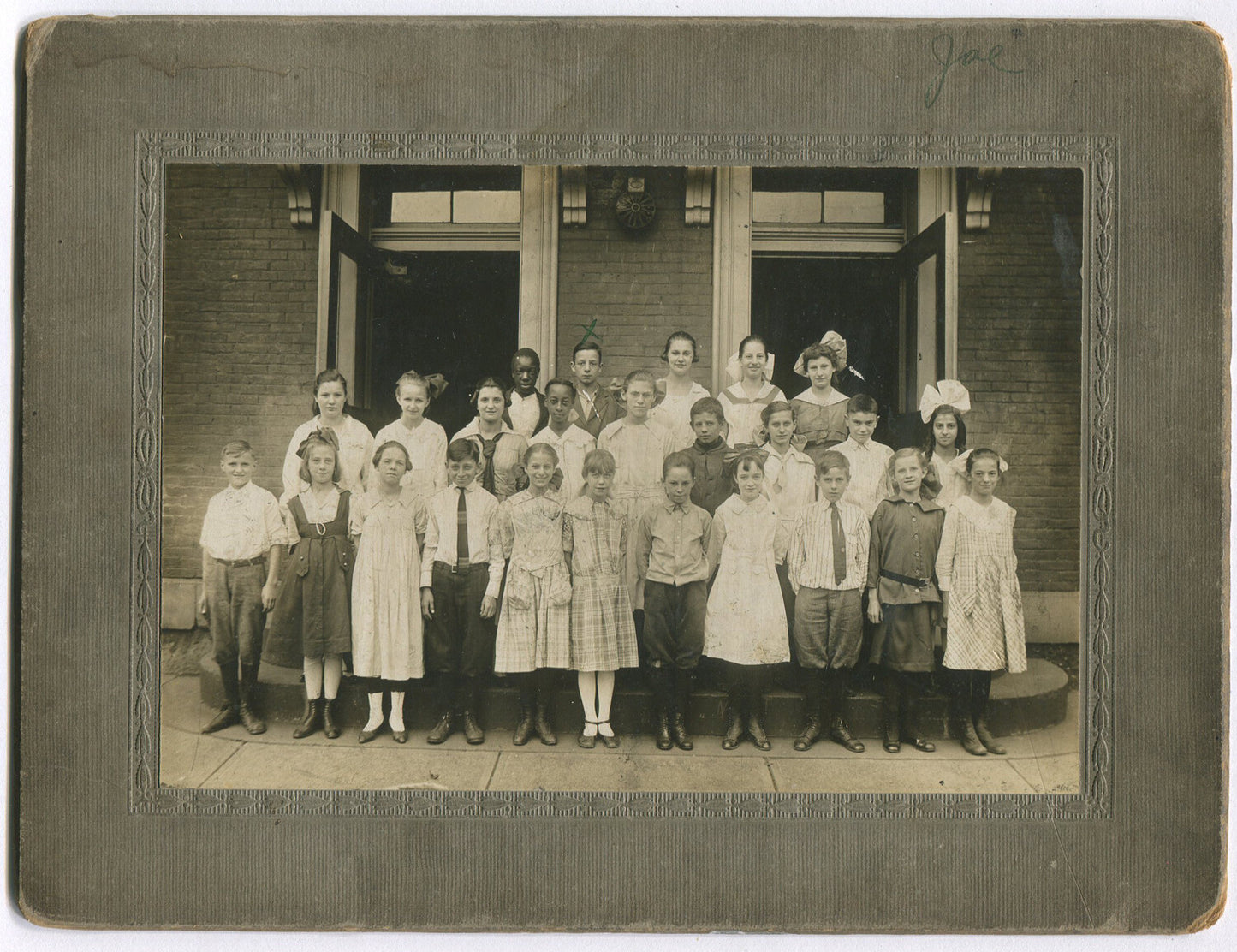 AFRICAN AMERICAN AND WHITE STUDENTS IN CLASS PHOTO. 1920 CABINET CARD.