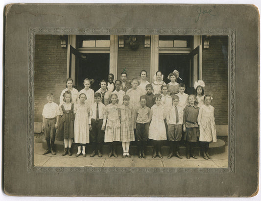 AFRICAN AMERICAN AND WHITE STUDENTS IN CLASS PHOTO. 1920 CABINET CARD.