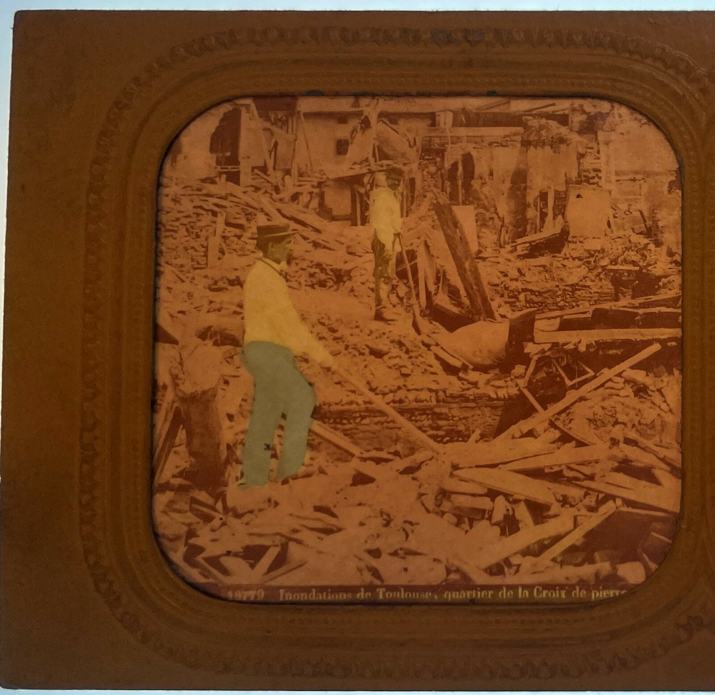 TISSUE STEREOVIEW OF MAN EXAMINING TOULOUSE, FRANCE FLOOD