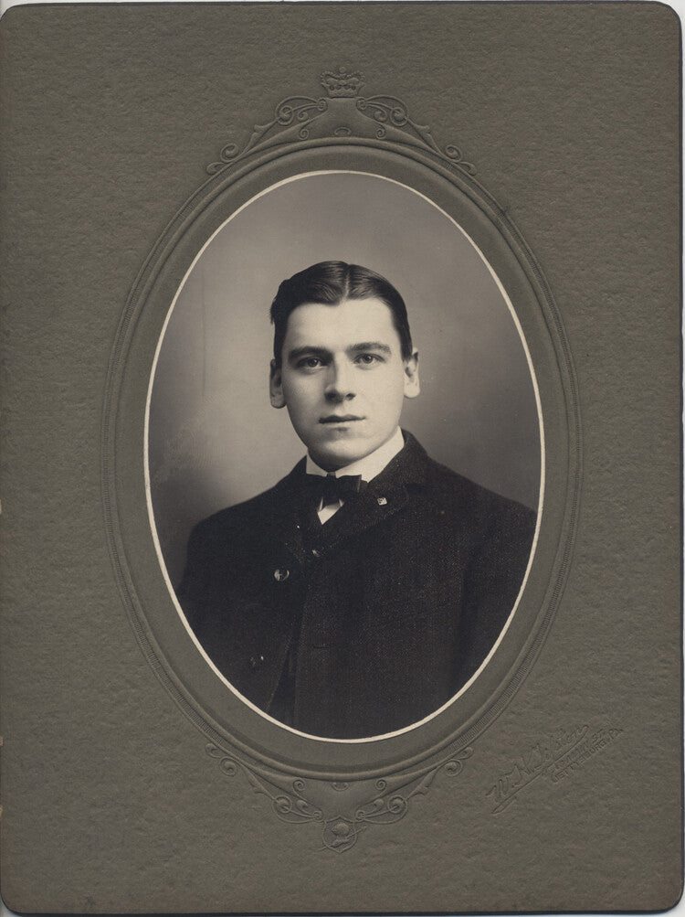 OVAL PORTRAIT OF WELL-DRESSED YOUNG MAN - GETTYSBURG, PA