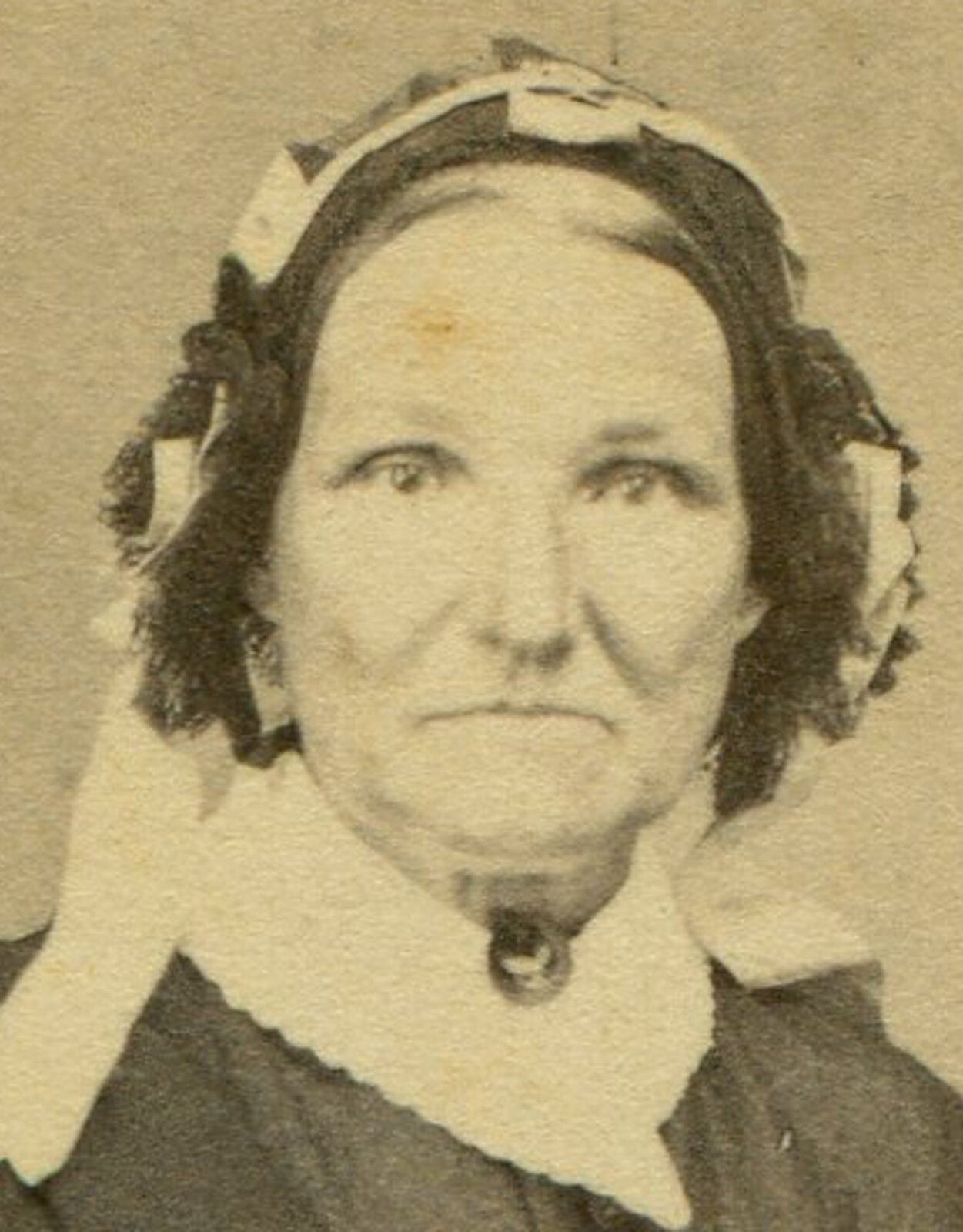 OLD WOMAN, BONNETT, SEATED POSE. CDV.
