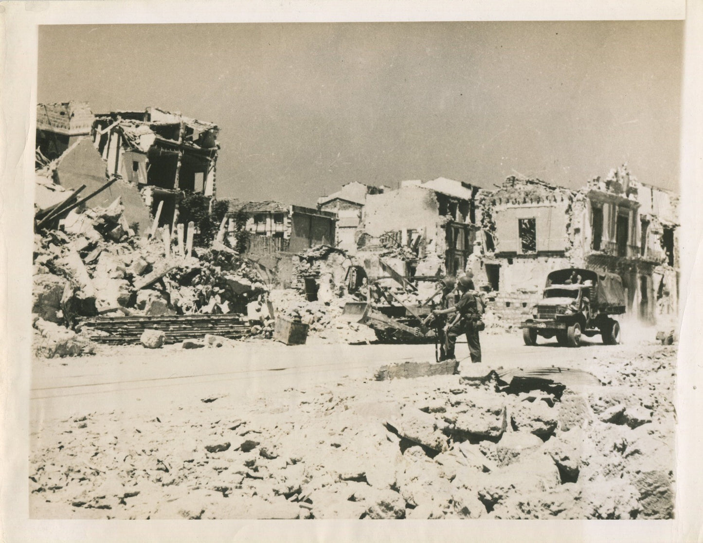 U.S. SOLDIERS EXAMINE RUINS, PALERMO, ITALY. WWII. (8X10 REPRINT)