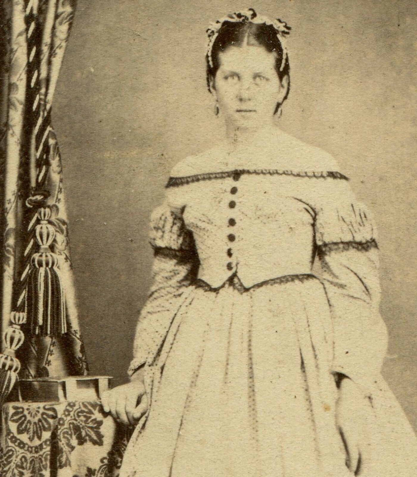 CIVIL WAR ERA CDV. WOMAN, STANDING POSE, PHOTO ALBUM ON TABLE. MINERVA, OHIO.