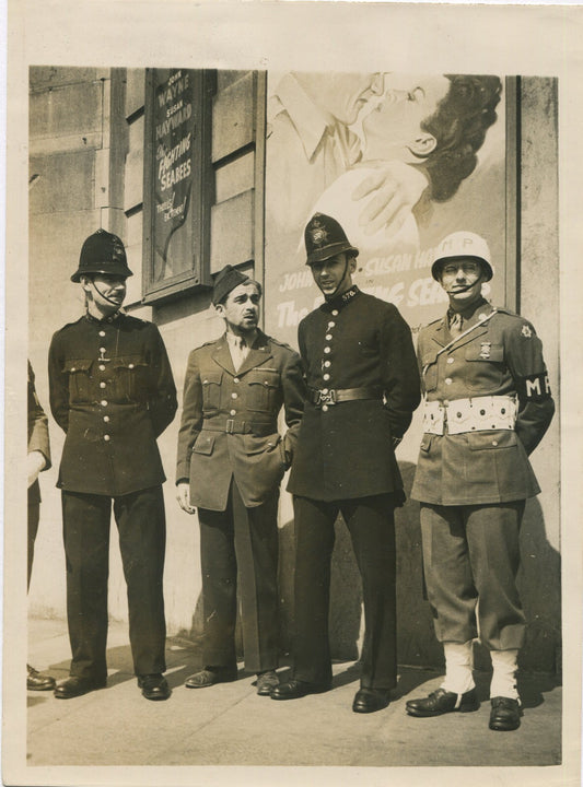 BRITISH POLICE WITH U.S. MILITARY. WWII. (8X10 REPRINT)