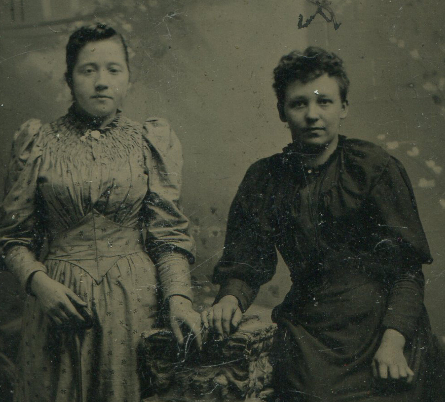 TWO WOMEN, STANDING POSE. ORNATE PAINTED BACKGROUND. TINTYPE.