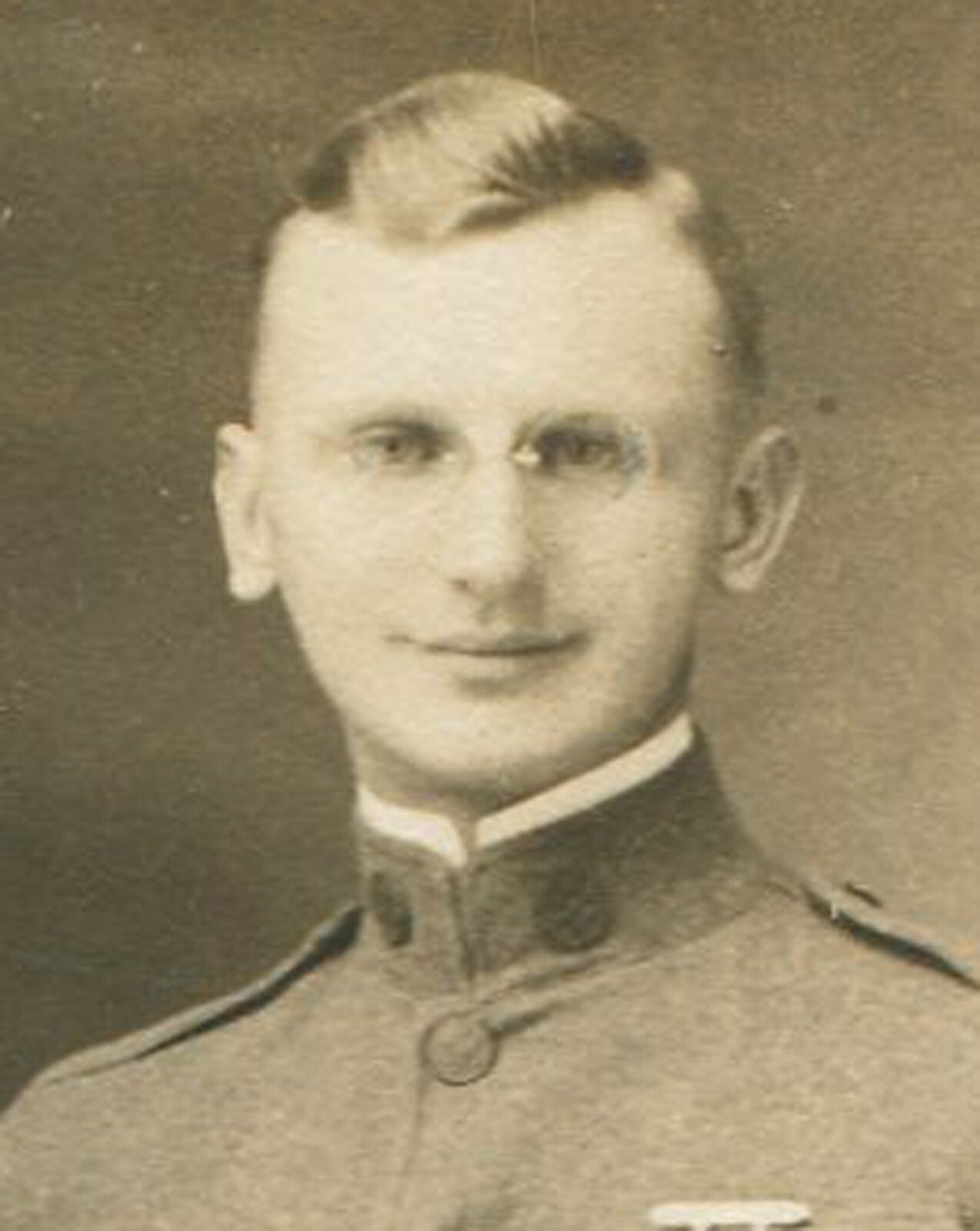 WWI ERA SOLDIER IN UNIFORM PHOTO POSTCARD.
