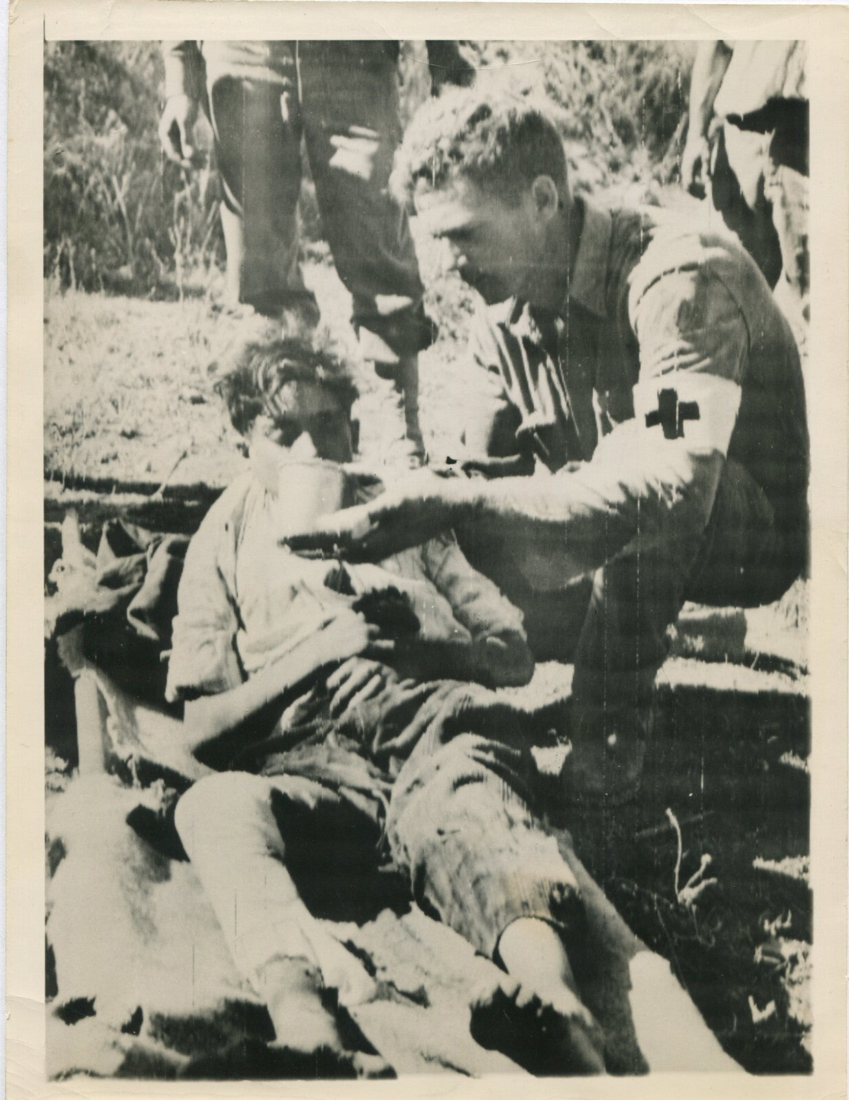 U.S.SOLDIER AIDS WOUNDED ITALIAN CHILD. WWII. (8X10 REPRINT)
