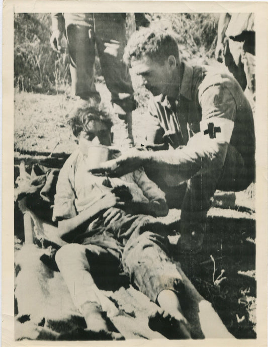 U.S.SOLDIER AIDS WOUNDED ITALIAN CHILD. WWII. (8X10 REPRINT)
