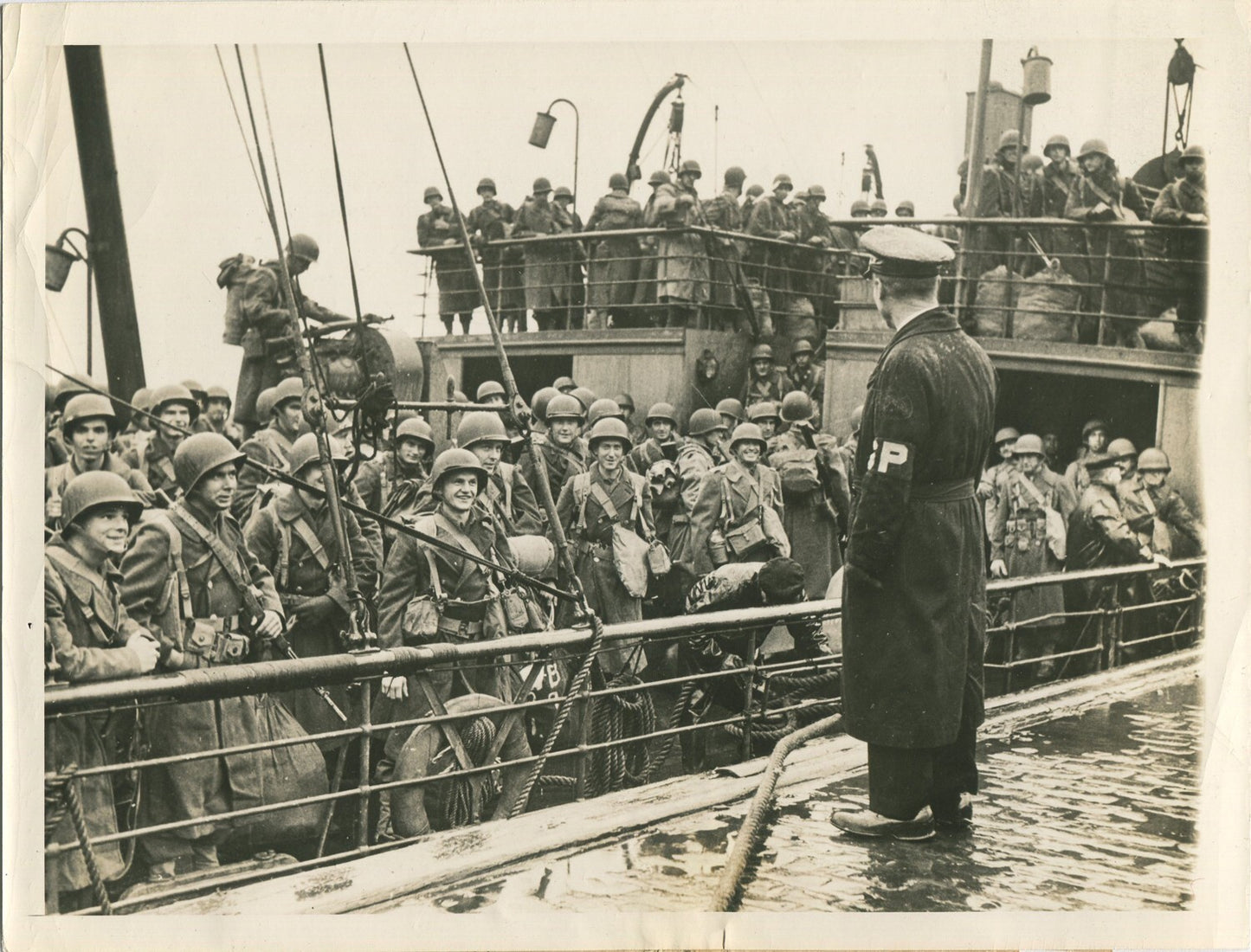 U.S. SOLDIERS READY FOR SHORE LEAVE. ENGLAND, WWII. (8X10 REPRINT)