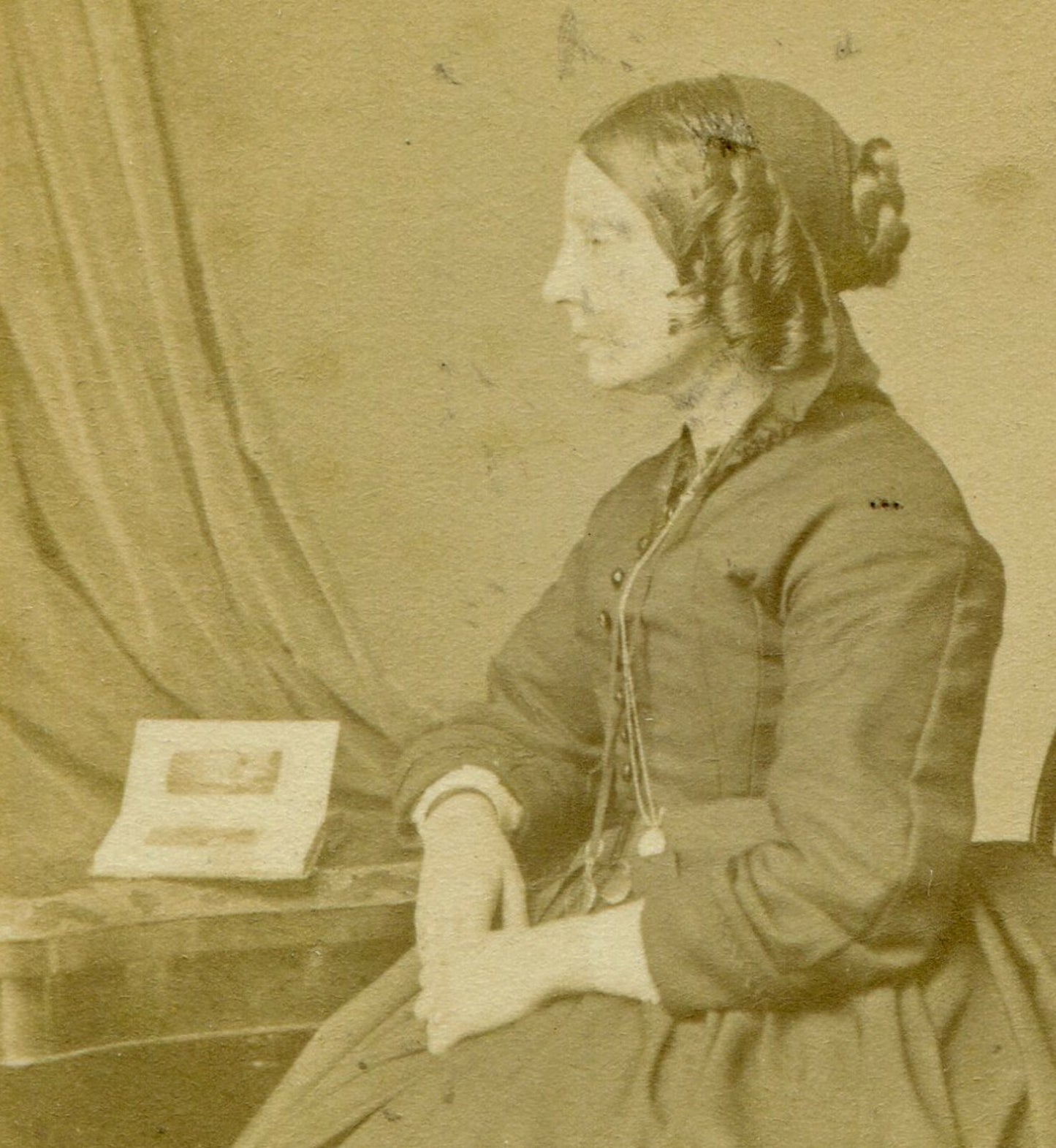 WOMAN W/RINGLET CURLS, POSED SEATED W/PHOTO ALBUM. CDV. ISLE OF WIGHT, ENGLAND.