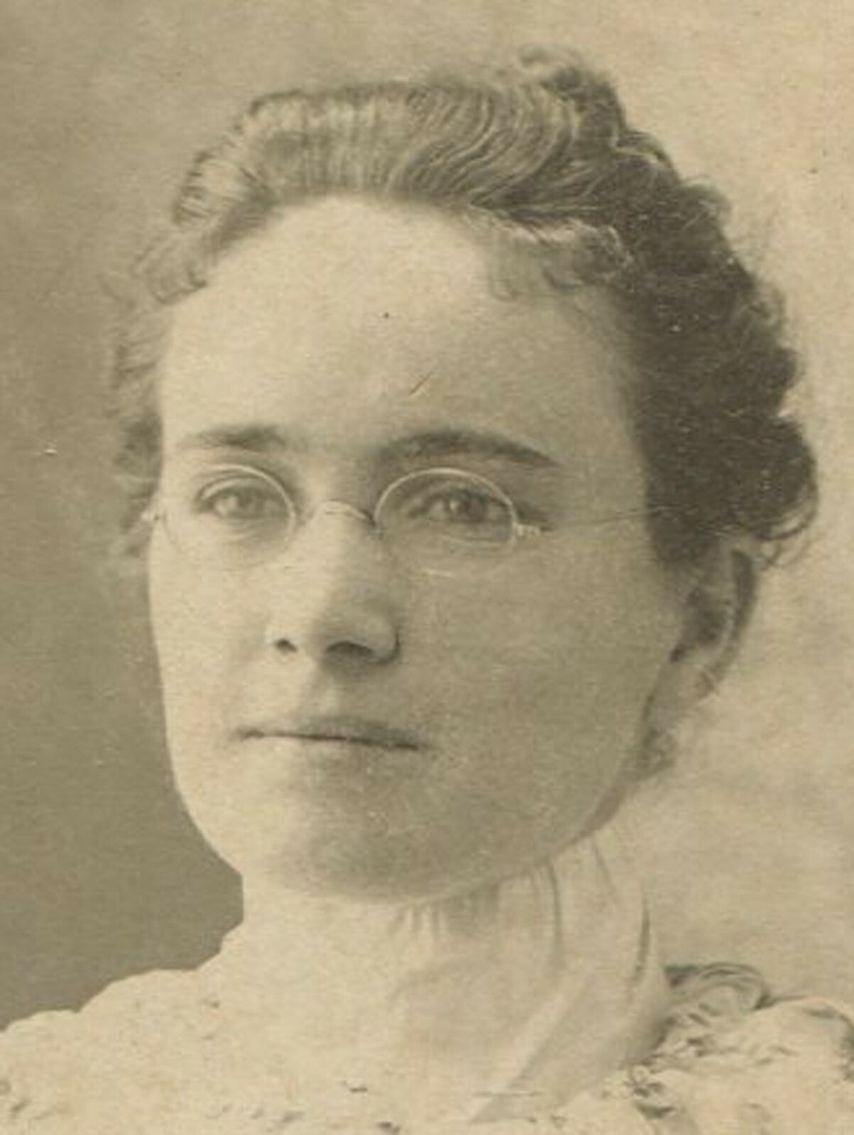 BEAUTIFUL WOMAN IN GLASSES. CABINET CARD.