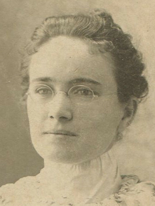 BEAUTIFUL WOMAN IN GLASSES. CABINET CARD.