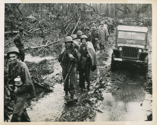 U.S. MARINES UP TO FRONT LINES. NEW BRITAIN, CAPE GLOUCESTER.WWII (8X10 REPRINT)