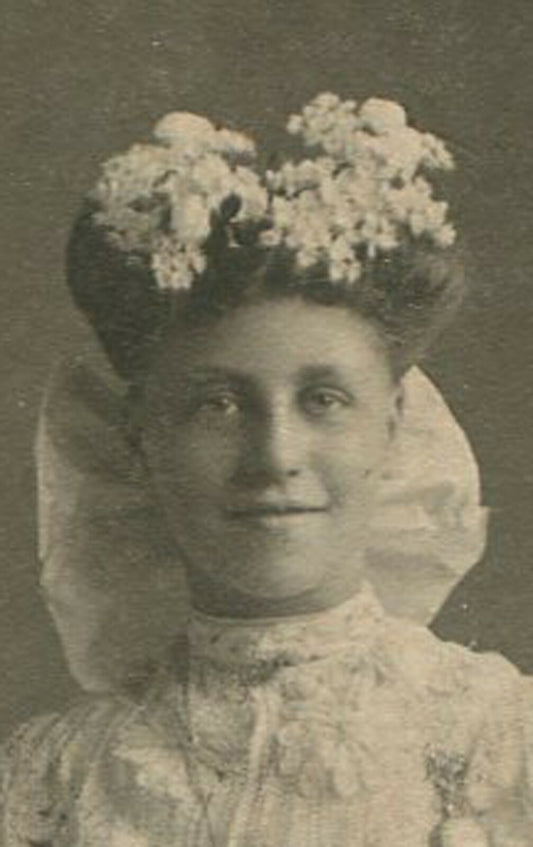 WOMAN IN UNFORTUNATE OUTFIT W/RIDICULOUS HAIR BOW. CABINET CARD. ST LOUIS.
