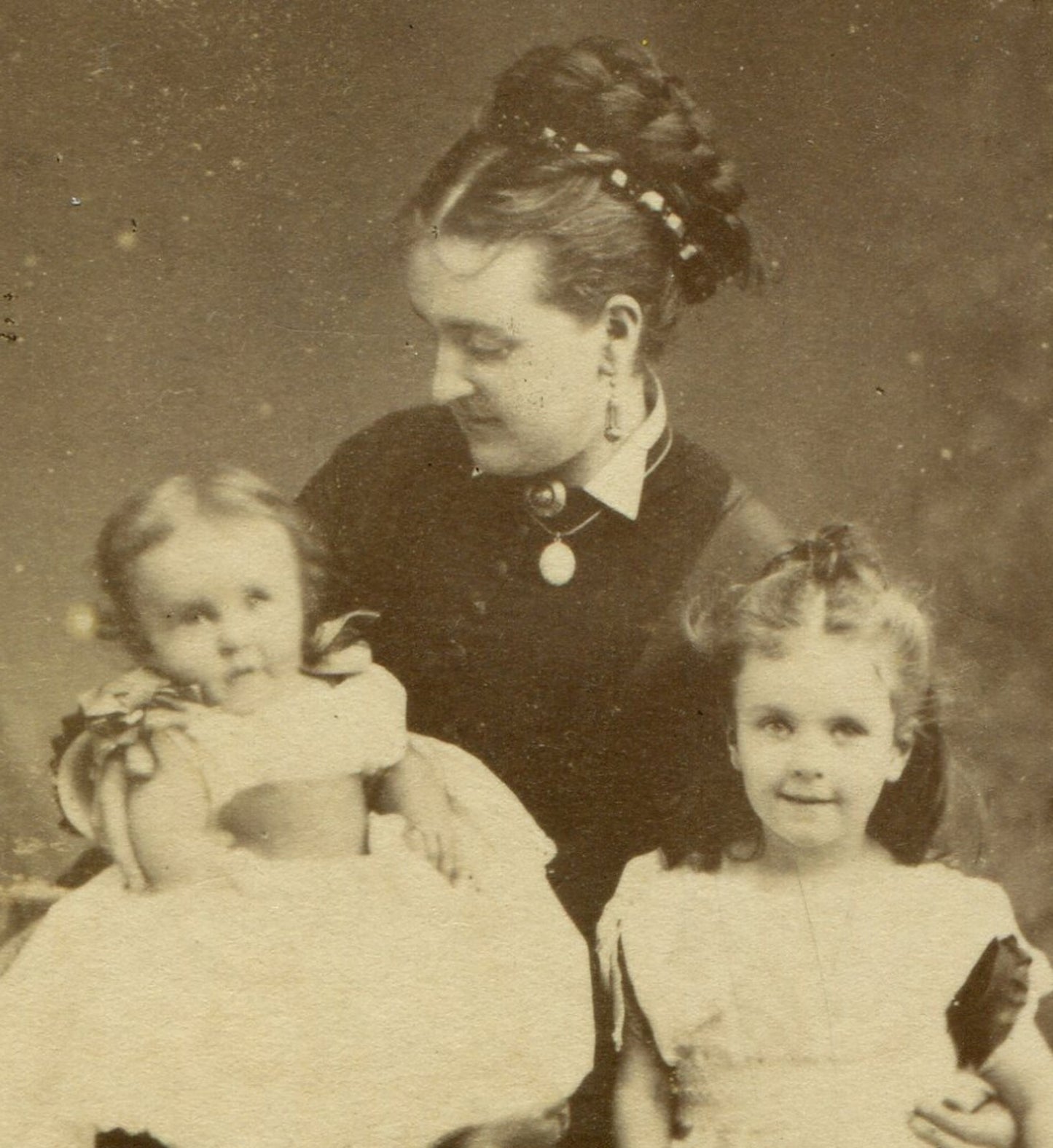MOTHER WITH TWO YOUNG DAUGHTERS. CDV. DUBLIN, IRELAND.