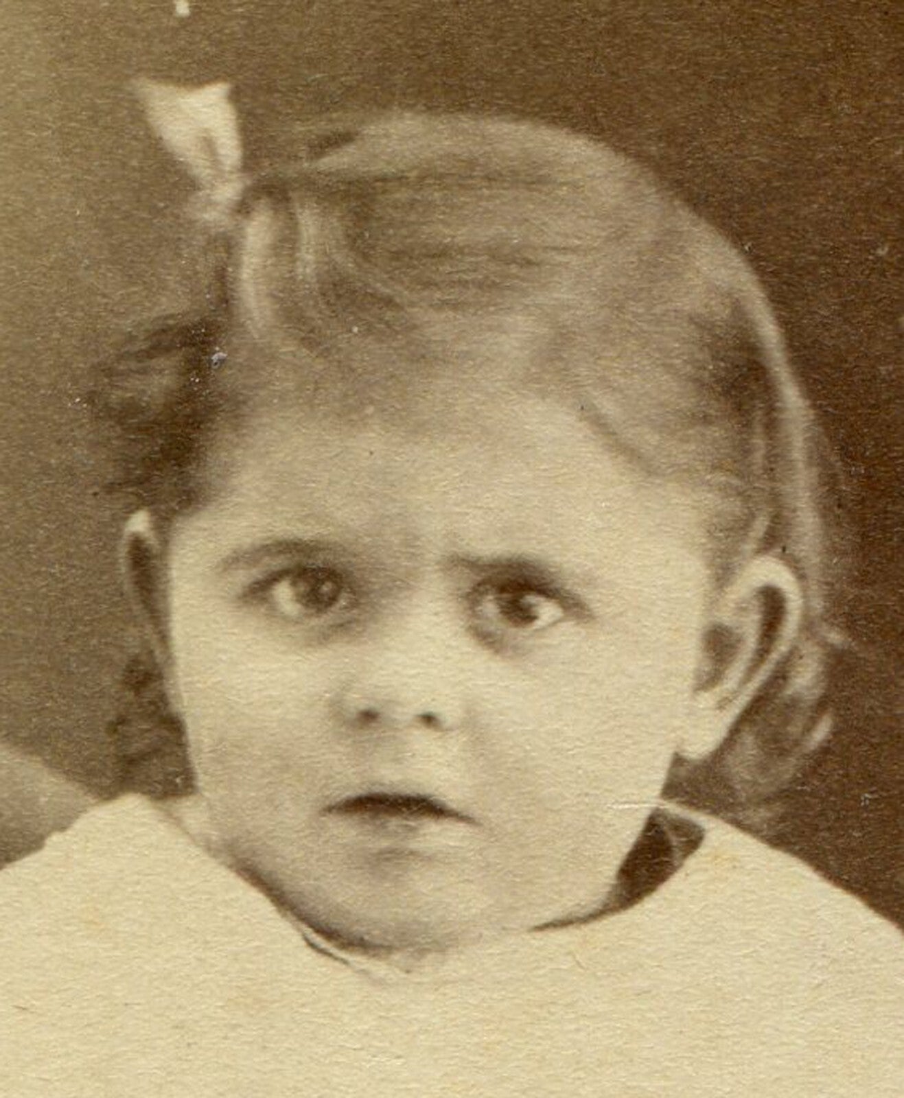 YOUNG GIRL WITH AN EXPRESSION OF CONSTERNATION. CDV.