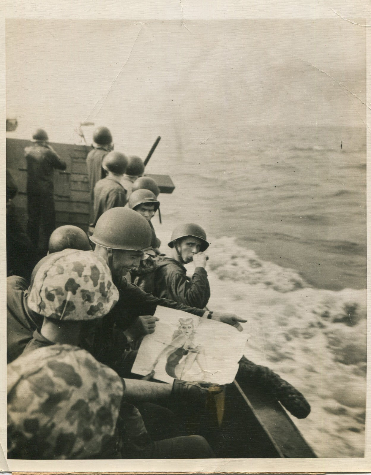 U.S. MARINES LANDING CRAFT VIEW PIN UP. TARAWA BATTLE NEARS. WWII (8X10 REPRINT)