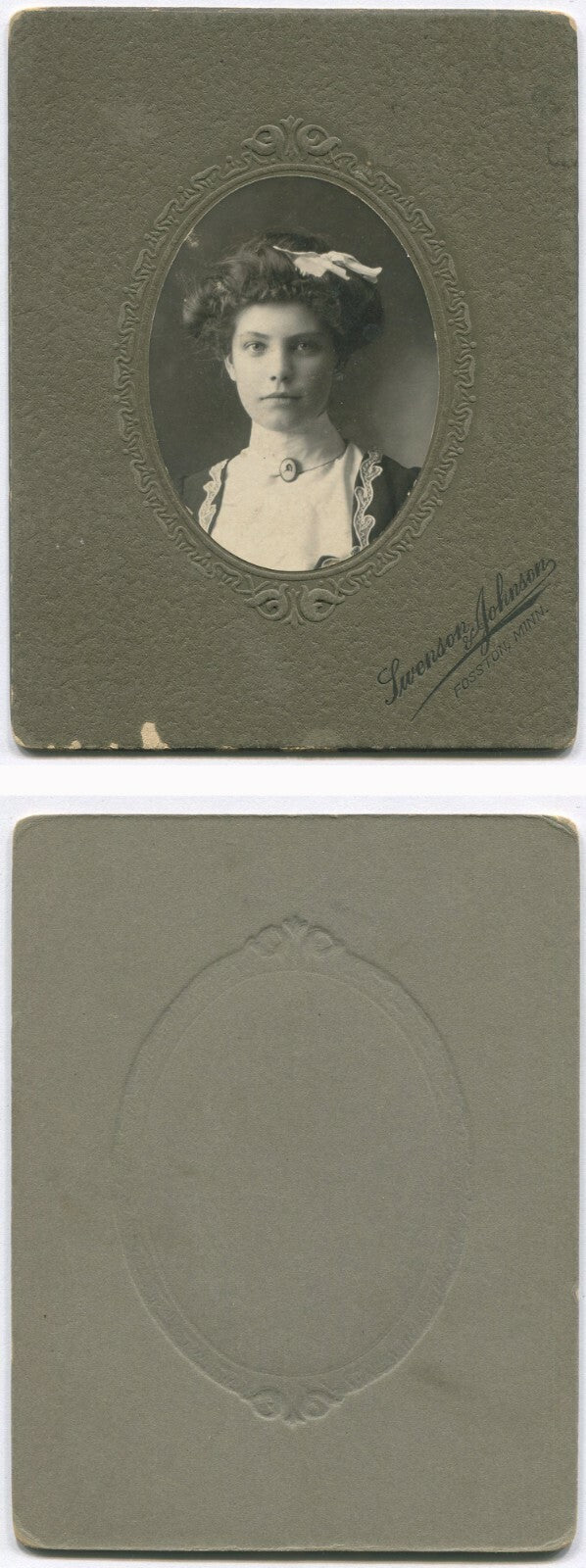 BEAUTIFUL YOUNG WOMAN, PHOTO PIN ON HER HIGH COLLAR. B&W ON 5X4 CARD.