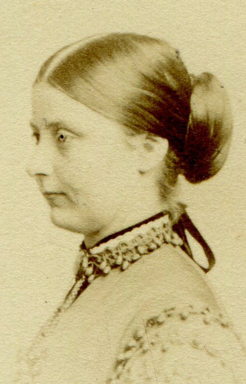 WOMAN IN ORNATELY TRIMMED DRESS COLLAR/SHOULDERS. CDV. LONDON, ENGLAND.