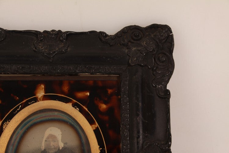 EARLY DAGUERREOTYPE PORTRAIT OF ELDERLY WOMAN IN GUTTA PERCHA FRAME - PARIS