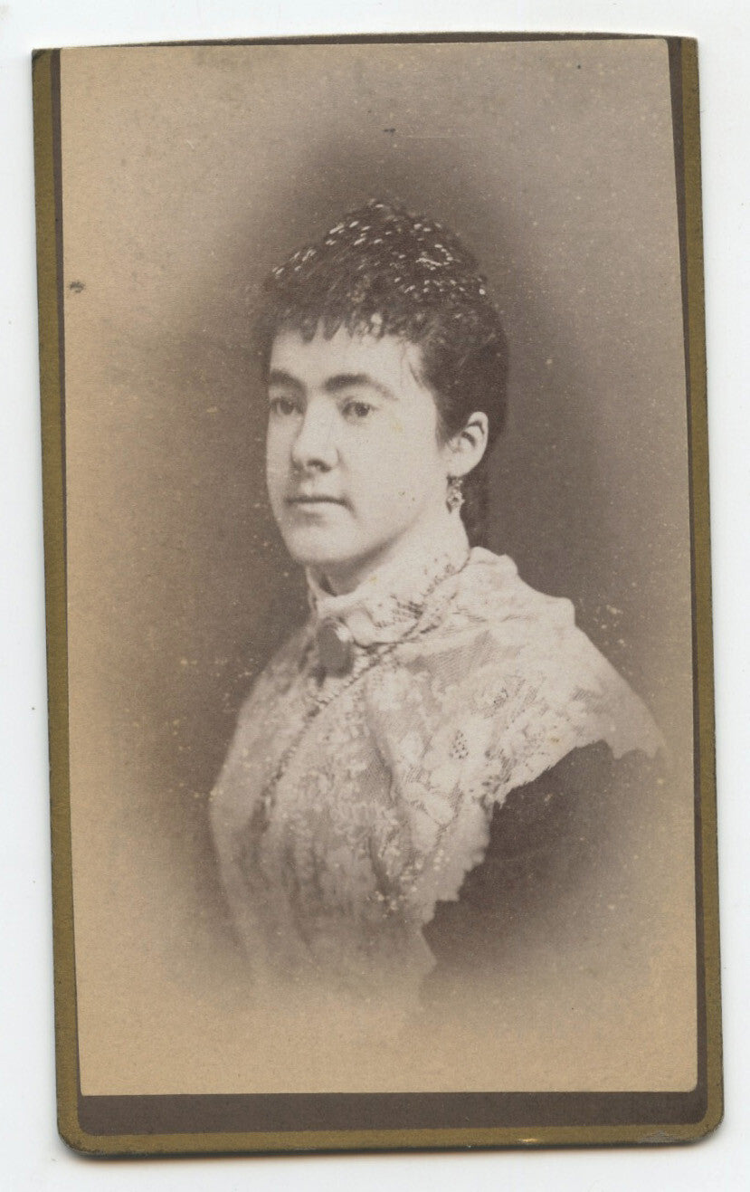 NEW HAVEN, CONN, LADY W/ NECKLACE, PHOTO BY HOMAN