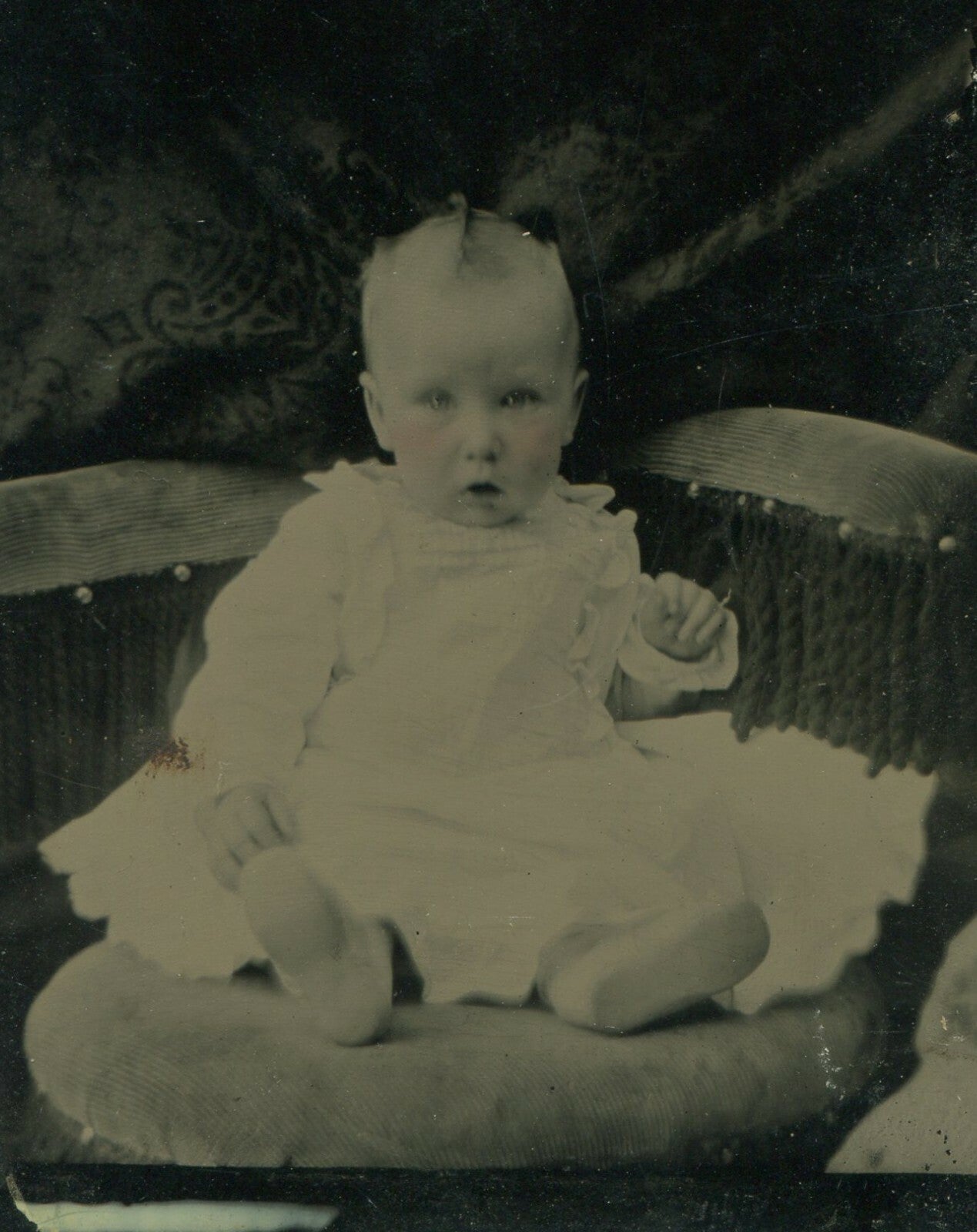 HIDDEN MOTHER WITH BABY. TINTED TINTYPE.