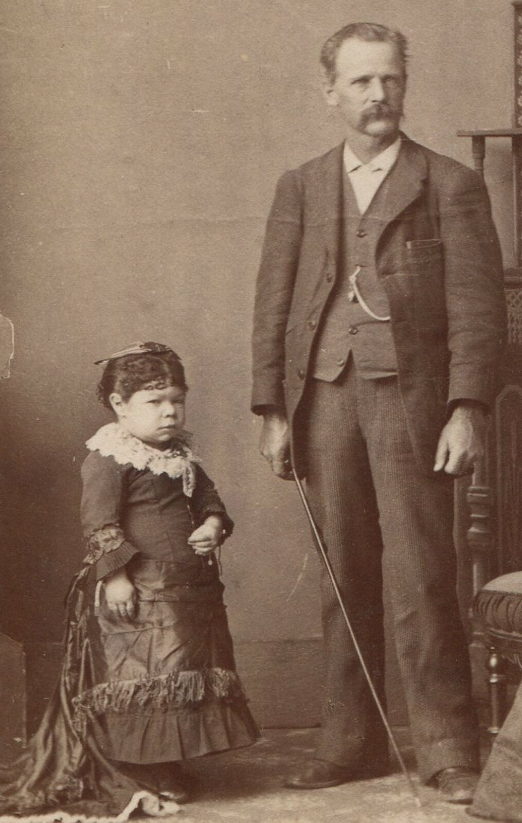 MAGGIE MINOTT, FAMOUS LITTLE PERSON, BARNUM, RINGLING PERFORMER. CABINET CARD.