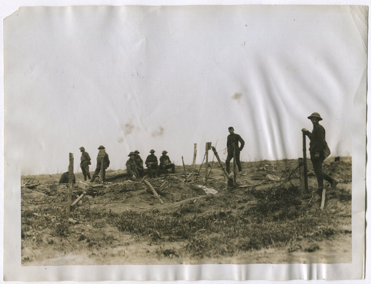 BATTLEFIELD SCENE. BRITISH WESTERN FRONT. WWI. (8X10 REPRINT)