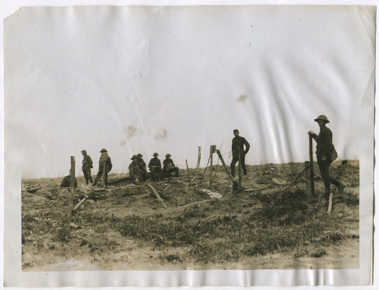 BATTLEFIELD SCENE. BRITISH WESTERN FRONT. WWI. (8X10 REPRINT)