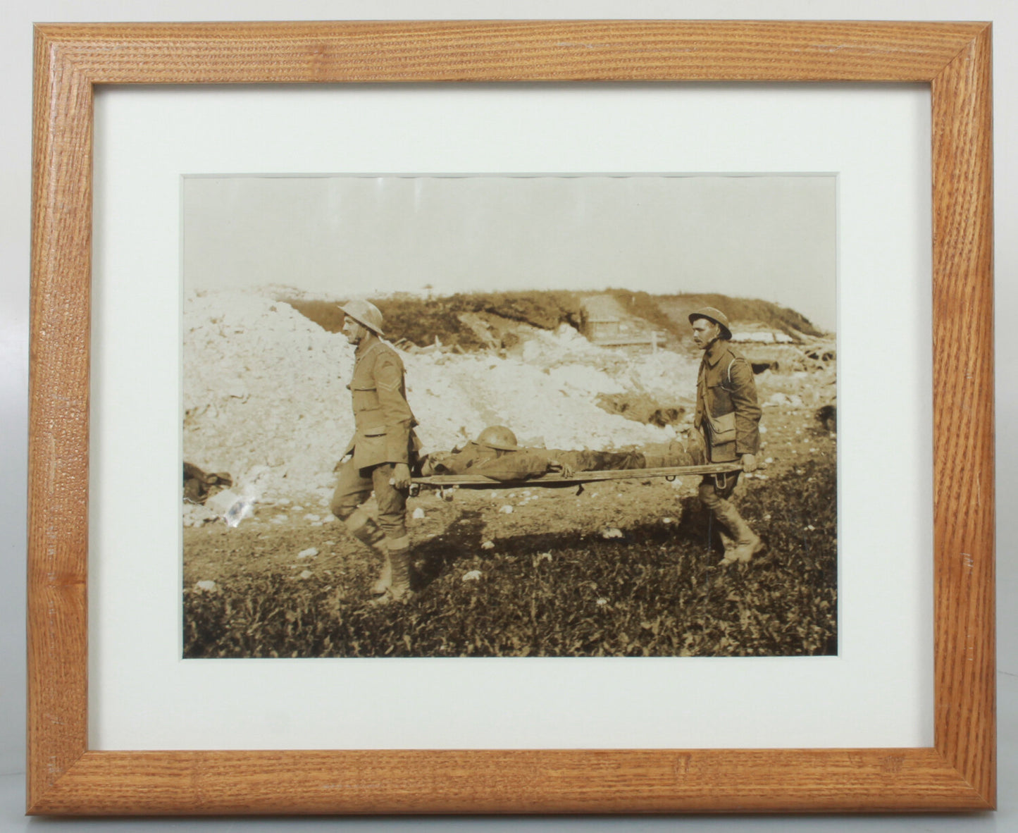 WWI BRITISH SOLDIERS CARRY WOUNDED. B&W PHOTO, 8X10 FRAME.