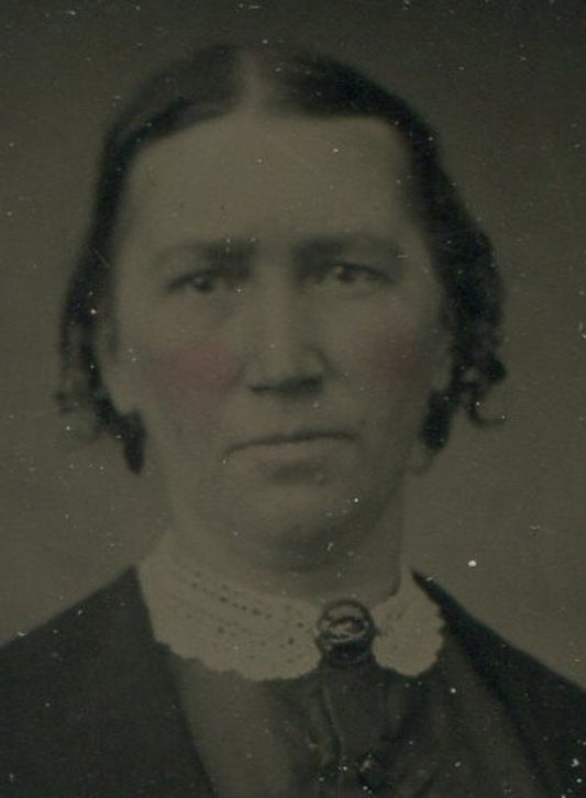 WOMAN, SHORT HAIR, LACE COLLAR. TINTED TINTYPE IN PERIOD PAPER MAT.