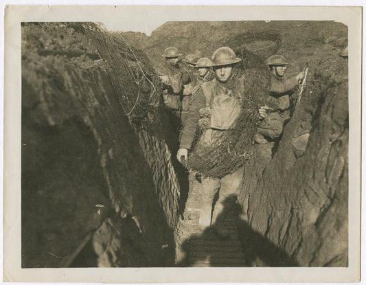 BRITISH TROOPS CARRY BARBED WIRE THROUGH TRENCH. WWI. (8X10 REPRINT)
