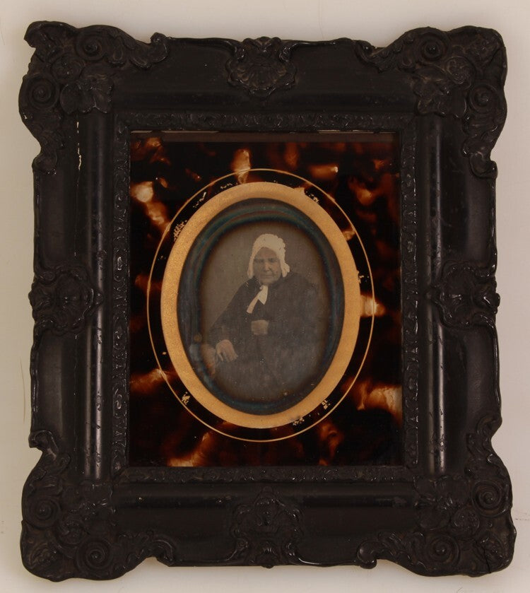 EARLY DAGUERREOTYPE PORTRAIT OF ELDERLY WOMAN IN GUTTA PERCHA FRAME - PARIS