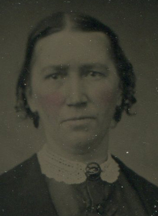 WOMAN, SHORT HAIR, LACE COLLAR. TINTED TINTYPE IN PERIOD PAPER MAT.