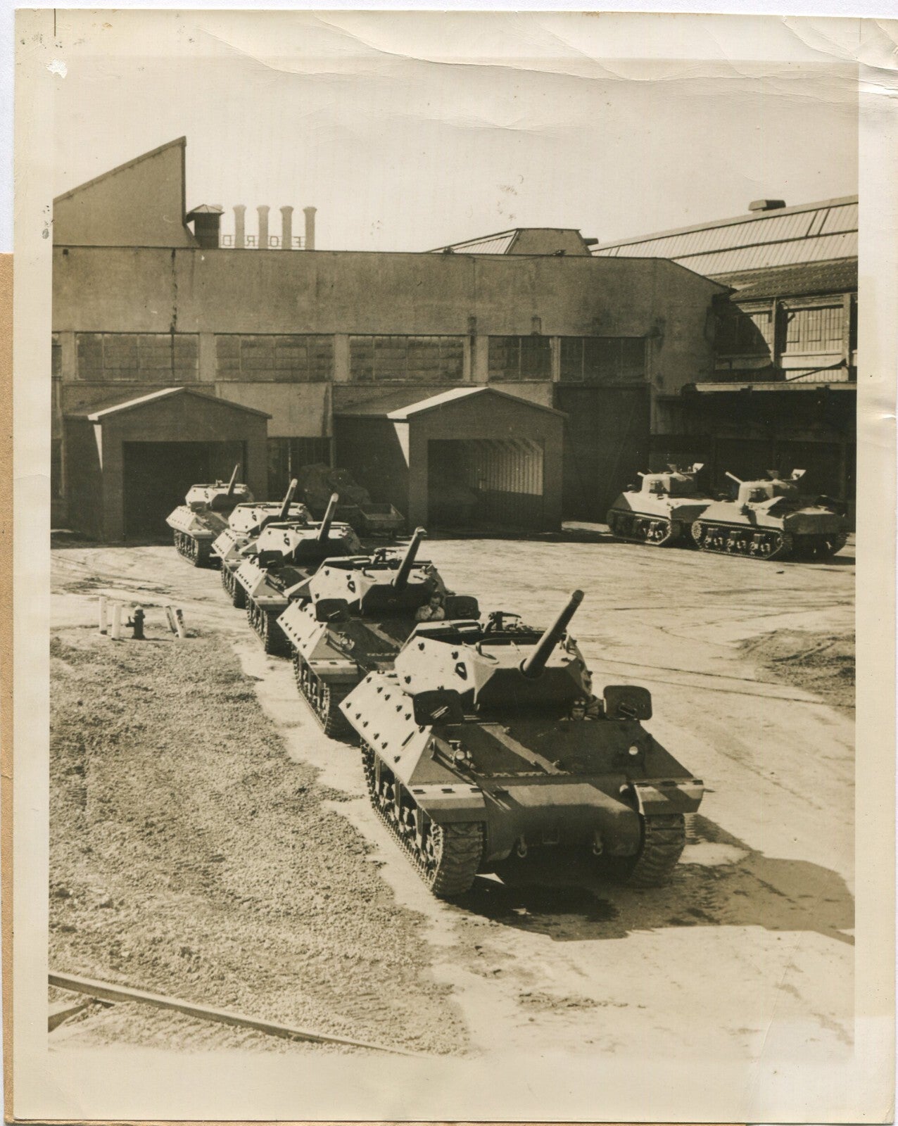 AMERICAN M10 TANK DESTROYERS OUTSIDE FORD PRODUCTION PLANT. WWII. (8X10 REPRINT)